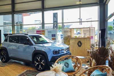 Trois stands promotionnels avec panneaux rouges et logos d'entreprises, disposés devant des banquettes dans un espace…