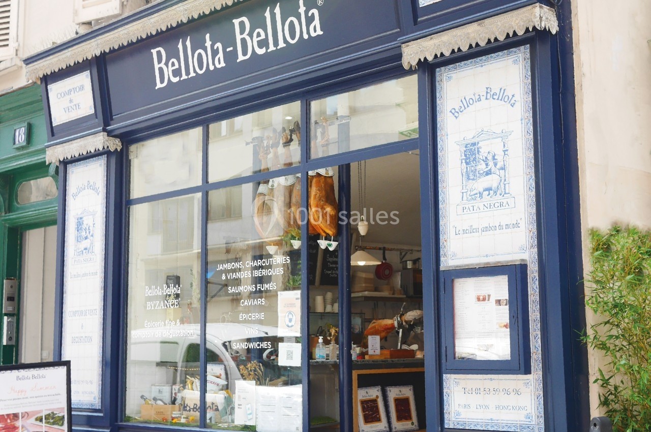 Façade d'une boutique spécialisée en produits ibériques avec vitrines et enseigne ’Bellota-Bellota’.