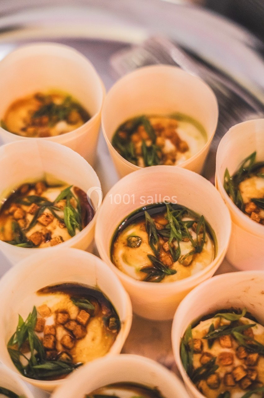 Petits contenants en bois remplis de purée garnie de légumes verts et de morceaux croustillants.