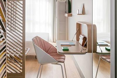 Espace lounge moderne avec fauteuils design, colonnes décorées de dégradés bleus et mobilier aux tons neutres.