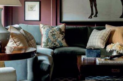 Salle de réunion lumineuse avec table en bois, chaises rembourrées, bouteilles d'eau et grandes fenêtres avec rideaux…