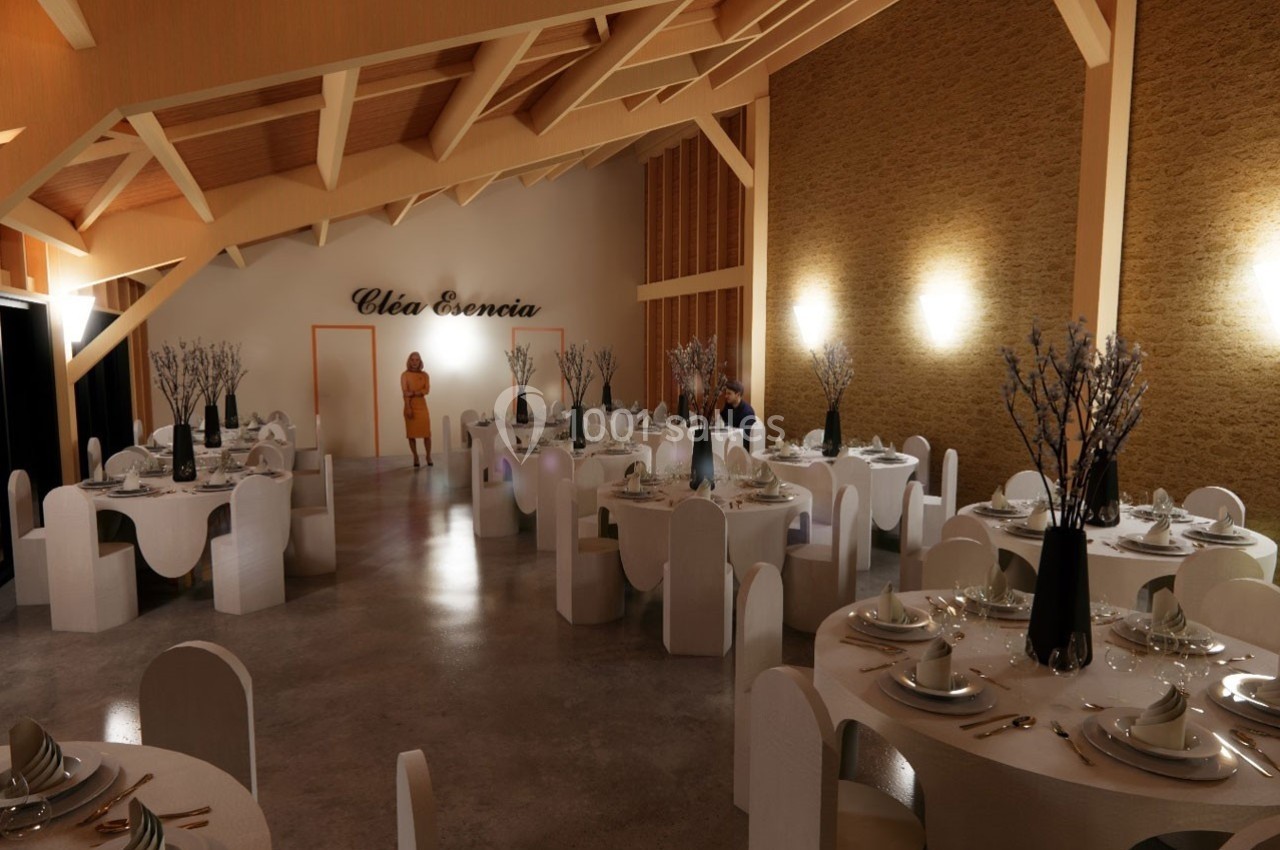 Salle de réception élégante avec tables rondes dressées, décorations florales et éclairage chaleureux.