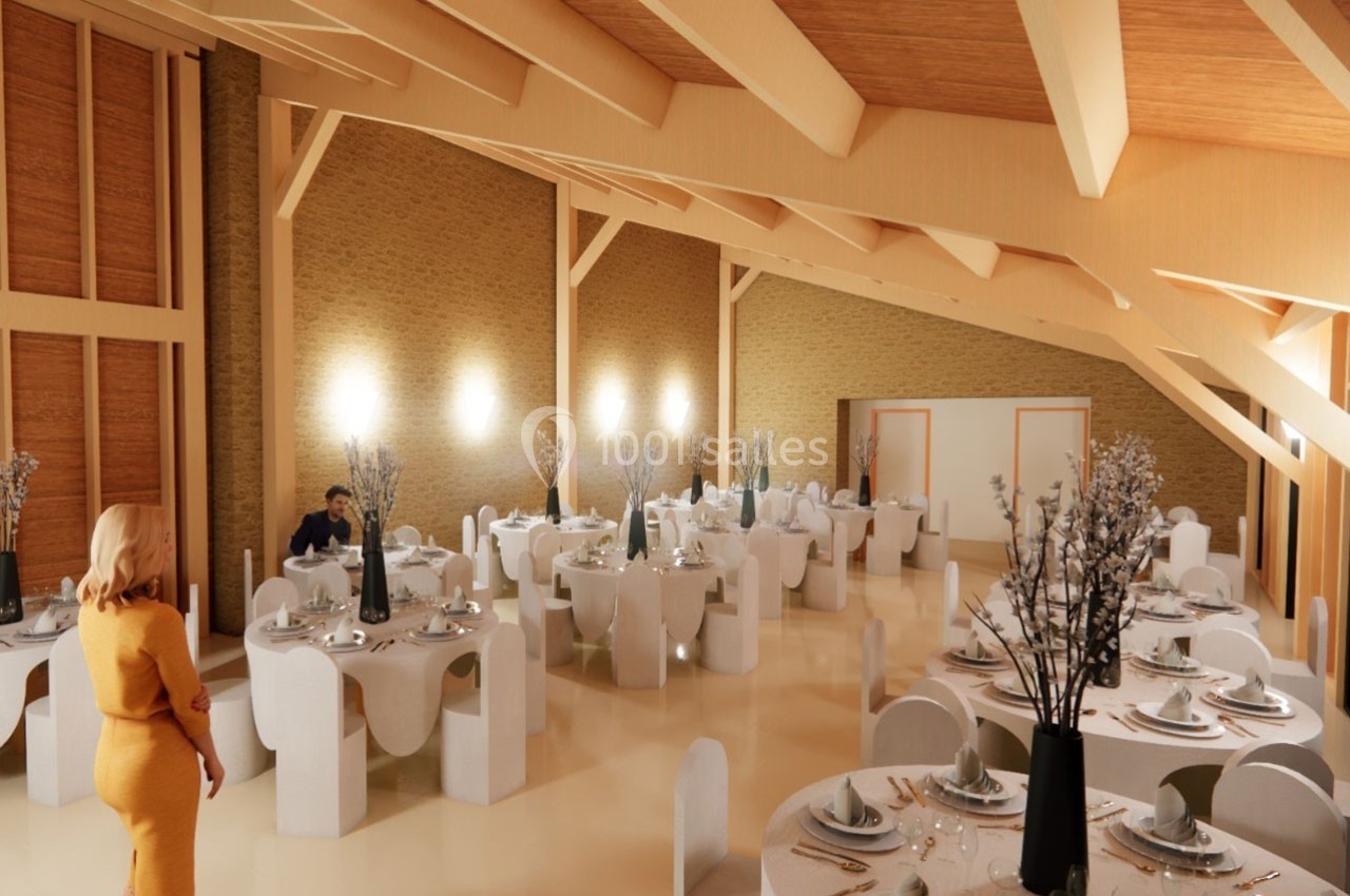 Salle de réception lumineuse avec tables rondes dressées, décorée de vases noirs et branches fleuries.