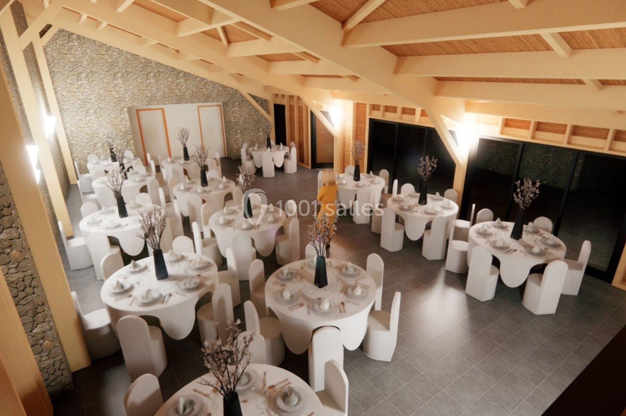 Salle de réception avec tables rondes dressées, décorée de vases noirs contenant des branches fleuries.