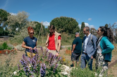 Vue d'un salon professionnel avec des stands exposant des vélos et des accessoires dans un grand hall lumineux.