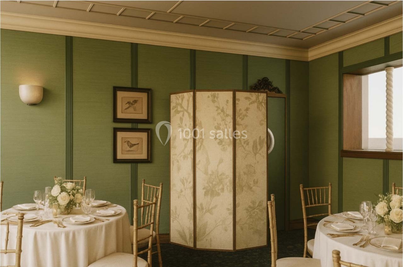Salle de réception élégante avec murs verts, tables dressées et un paravent décoré de motifs floraux.