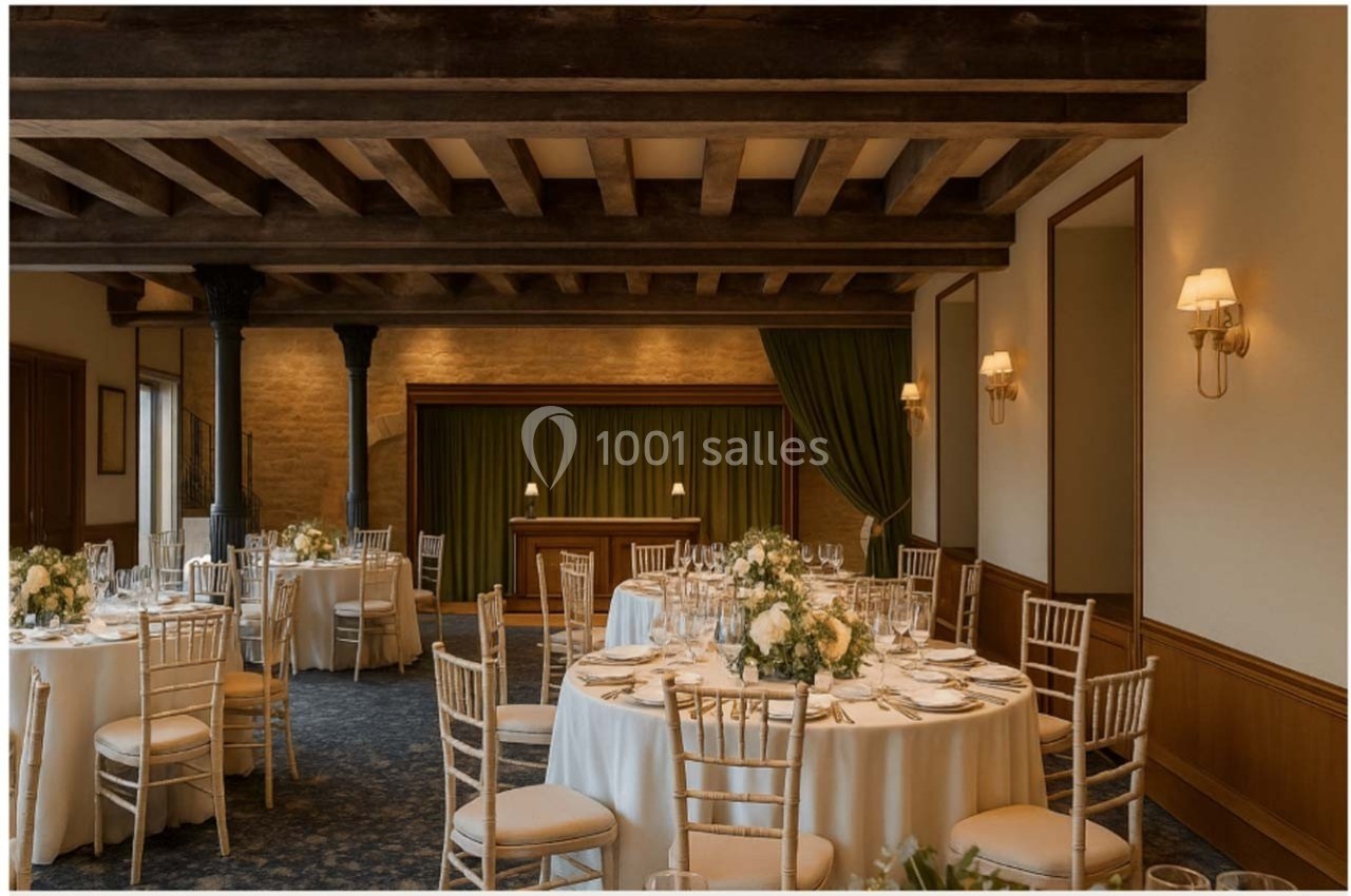 Salle de réception élégante avec tables rondes dressées, chaises en bois clair et rideaux verts en arrière-plan.