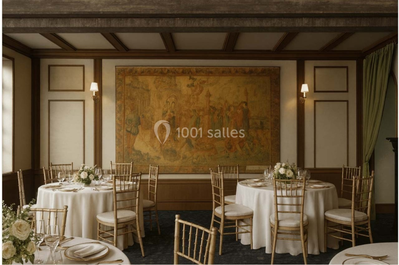 Salle élégante avec tables rondes dressées, chaises dorées et une grande tapisserie murale encadrée en arrière-plan.