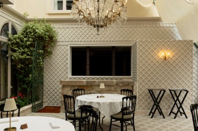 Miniature Location salle Rambouillet (Yvelines) - L'Orangerie #6 Statue moderne près d'un escalier en marbre et d'un ascenseur à portes vitrées dans un hall lumineux.