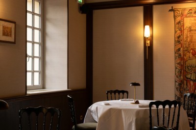 Miniature Location salle Rambouillet (Yvelines) - L'Orangerie #3 Statue moderne près d'un escalier en marbre et d'un ascenseur à portes vitrées dans un hall lumineux.