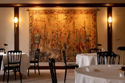 Miniature Location salle Rambouillet (Yvelines) - L'Orangerie #2 Statue moderne près d'un escalier en marbre et d'un ascenseur à portes vitrées dans un hall lumineux.