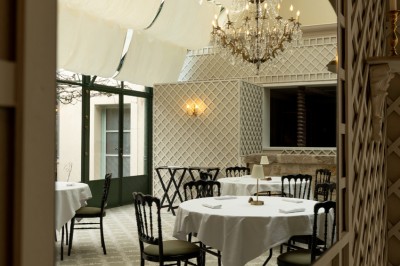 Miniature Location salle Rambouillet (Yvelines) - L'Orangerie #4 Statue moderne près d'un escalier en marbre et d'un ascenseur à portes vitrées dans un hall lumineux.