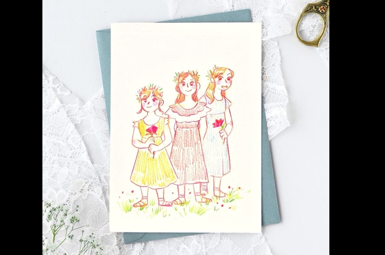 Illustration de trois jeunes filles en robes légères tenant des fleurs, entourées de motifs floraux et de dentelle blanche.