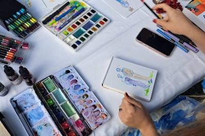 Illustration peinte à la main représentant un homme et deux enfants dans un style artistique, avec des noms et une date…