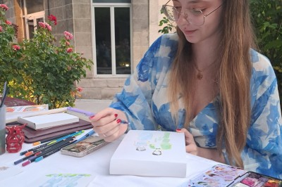 Illustration peinte à la main représentant un homme et deux enfants dans un style artistique, avec des noms et une date…