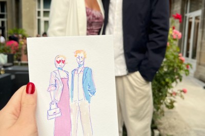 Illustration peinte à la main représentant un homme et deux enfants dans un style artistique, avec des noms et une date…