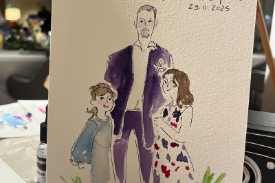 Illustration peinte à la main représentant un homme et deux enfants dans un style artistique, avec des noms et une date…