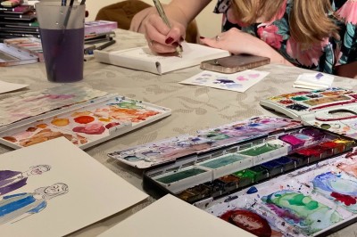 Illustration peinte à la main représentant un homme et deux enfants dans un style artistique, avec des noms et une date…