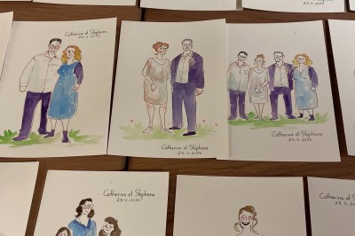 Illustration peinte à la main représentant un homme et deux enfants dans un style artistique, avec des noms et une date…