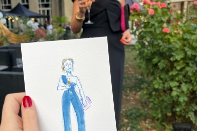 Deux illustrations colorées de femmes stylisées, l'une entourée de roses, l'autre de citrons, posées sur un tissu beige.