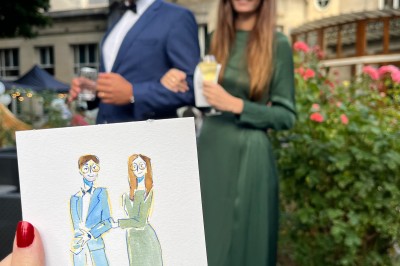 Deux illustrations colorées de femmes stylisées, l'une entourée de roses, l'autre de citrons, posées sur un tissu beige.