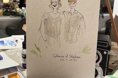 Deux illustrations colorées de femmes stylisées, l'une entourée de roses, l'autre de citrons, posées sur un tissu beige.