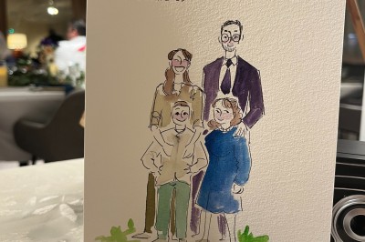 Deux illustrations colorées de femmes stylisées, l'une entourée de roses, l'autre de citrons, posées sur un tissu beige.