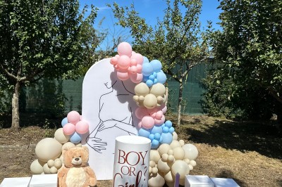 Table élégamment dressée avec nappes blanches, vaisselle raffinée, bougies roses et décoration florale assortie.