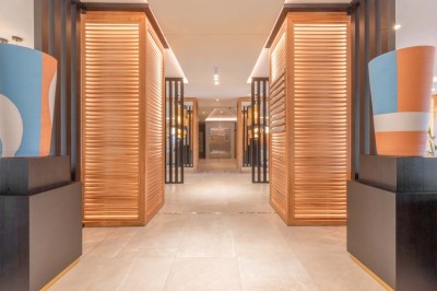 Miniature Location salle Saint-Laurent-du-Var (Alpes-Maritimes) - Holiday Inn Nice Port Saint Laurent #7 Espace lounge moderne avec fauteuils, canapés, tapis bleu et éclairage design dans un intérieur lumineux et chaleureux.