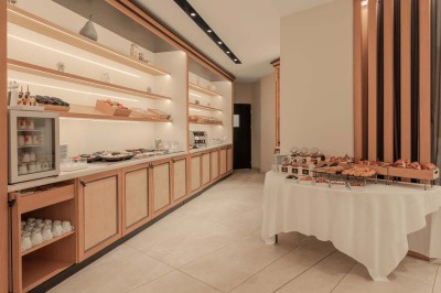 Miniature Location salle Saint-Laurent-du-Var (Alpes-Maritimes) - Holiday Inn Nice Port Saint Laurent #10 Espace lounge moderne avec fauteuils, canapés, tapis bleu et éclairage design dans un intérieur lumineux et chaleureux.