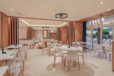 Miniature Location salle Saint-Laurent-du-Var (Alpes-Maritimes) - Holiday Inn Nice Port Saint Laurent #11 Espace lounge moderne avec fauteuils, canapés, tapis bleu et éclairage design dans un intérieur lumineux et chaleureux.