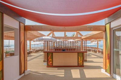 Miniature Location salle Saint-Laurent-du-Var (Alpes-Maritimes) - Holiday Inn Nice Port Saint Laurent #19 Espace lounge moderne avec fauteuils, canapés, tapis bleu et éclairage design dans un intérieur lumineux et chaleureux.