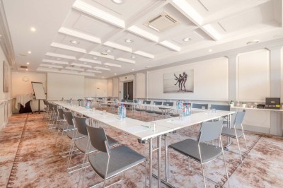 Miniature Location salle Saint-Laurent-du-Var (Alpes-Maritimes) - Holiday Inn Nice Port Saint Laurent #27 Espace lounge moderne avec fauteuils, canapés, tapis bleu et éclairage design dans un intérieur lumineux et chaleureux.