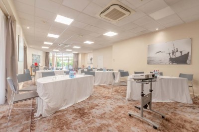 Miniature Location salle Saint-Laurent-du-Var (Alpes-Maritimes) - Holiday Inn Nice Port Saint Laurent #28 Espace lounge moderne avec fauteuils, canapés, tapis bleu et éclairage design dans un intérieur lumineux et chaleureux.