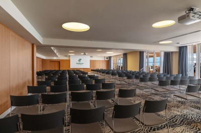 Miniature Location salle Saint-Laurent-du-Var (Alpes-Maritimes) - Holiday Inn Nice Port Saint Laurent #29 Espace lounge moderne avec fauteuils, canapés, tapis bleu et éclairage design dans un intérieur lumineux et chaleureux.