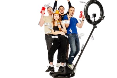 Borne photo interactive avec écran tactile, éclairage LED vert et options de filtres affichées sur l'écran.