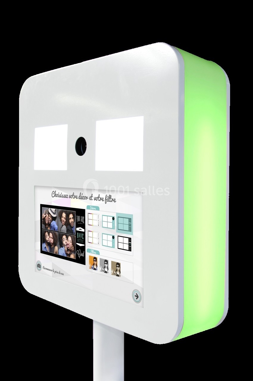 Borne photo interactive avec écran tactile, éclairage LED vert et options de filtres affichées sur l'écran.