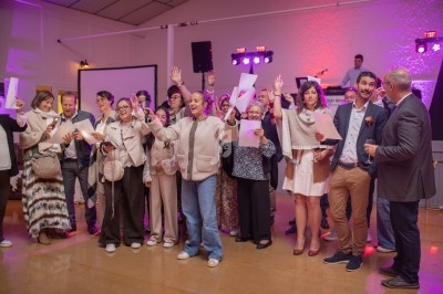 Structure gonflable colorée avec toboggans multiples installée sur une pelouse par une journée ensoleillée.