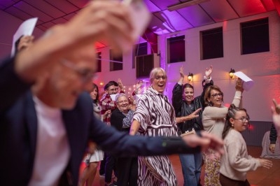 Structure gonflable colorée avec toboggans multiples installée sur une pelouse par une journée ensoleillée.