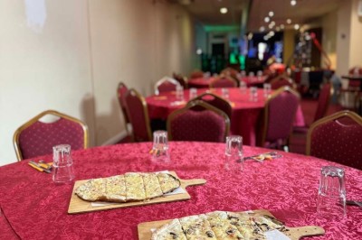 Miniature Location salle Erstein (Bas-Rhin) - Bowling Palace #4 Boule de bowling jaune posée sur une piste en bois, avec des quilles alignées au fond et des lumières colorées.