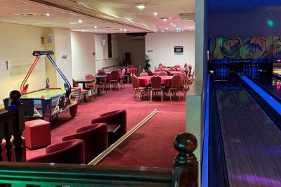 Miniature Location salle Erstein (Bas-Rhin) - Bowling Palace #3 Boule de bowling jaune posée sur une piste en bois, avec des quilles alignées au fond et des lumières colorées.