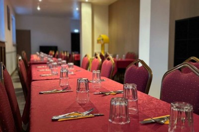 Miniature Location salle Erstein (Bas-Rhin) - Bowling Palace #6 Boule de bowling jaune posée sur une piste en bois, avec des quilles alignées au fond et des lumières colorées.