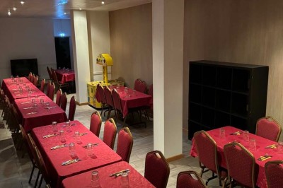 Miniature Location salle Erstein (Bas-Rhin) - Bowling Palace #7 Boule de bowling jaune posée sur une piste en bois, avec des quilles alignées au fond et des lumières colorées.