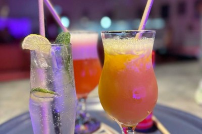 Miniature Location salle Erstein (Bas-Rhin) - Bowling Palace #2 Boule de bowling jaune posée sur une piste en bois, avec des quilles alignées au fond et des lumières colorées.