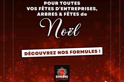 Boule de bowling jaune posée sur une piste en bois, avec des quilles alignées au fond et des lumières colorées.