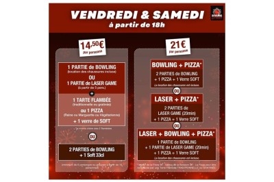 Boule de bowling jaune posée sur une piste en bois, avec des quilles alignées au fond et des lumières colorées.