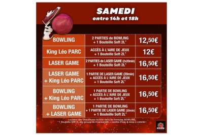 Boule de bowling jaune posée sur une piste en bois, avec des quilles alignées au fond et des lumières colorées.