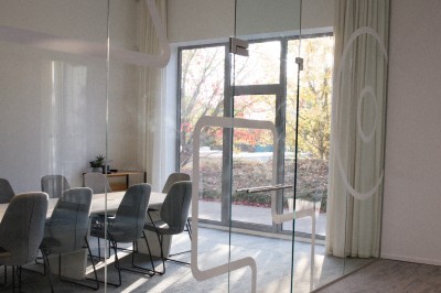 Miniature Salle de réunion - Compose Salle de réunion lumineuse avec une table blanche, des chaises grises, un écran mural et un tableau de présentation.