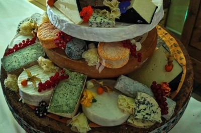 Filet de poisson nappé de sauce brune, accompagné de purée, lard croustillant et garniture de champignons.