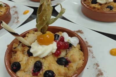 Filet de poisson nappé de sauce brune, accompagné de purée, lard croustillant et garniture de champignons.